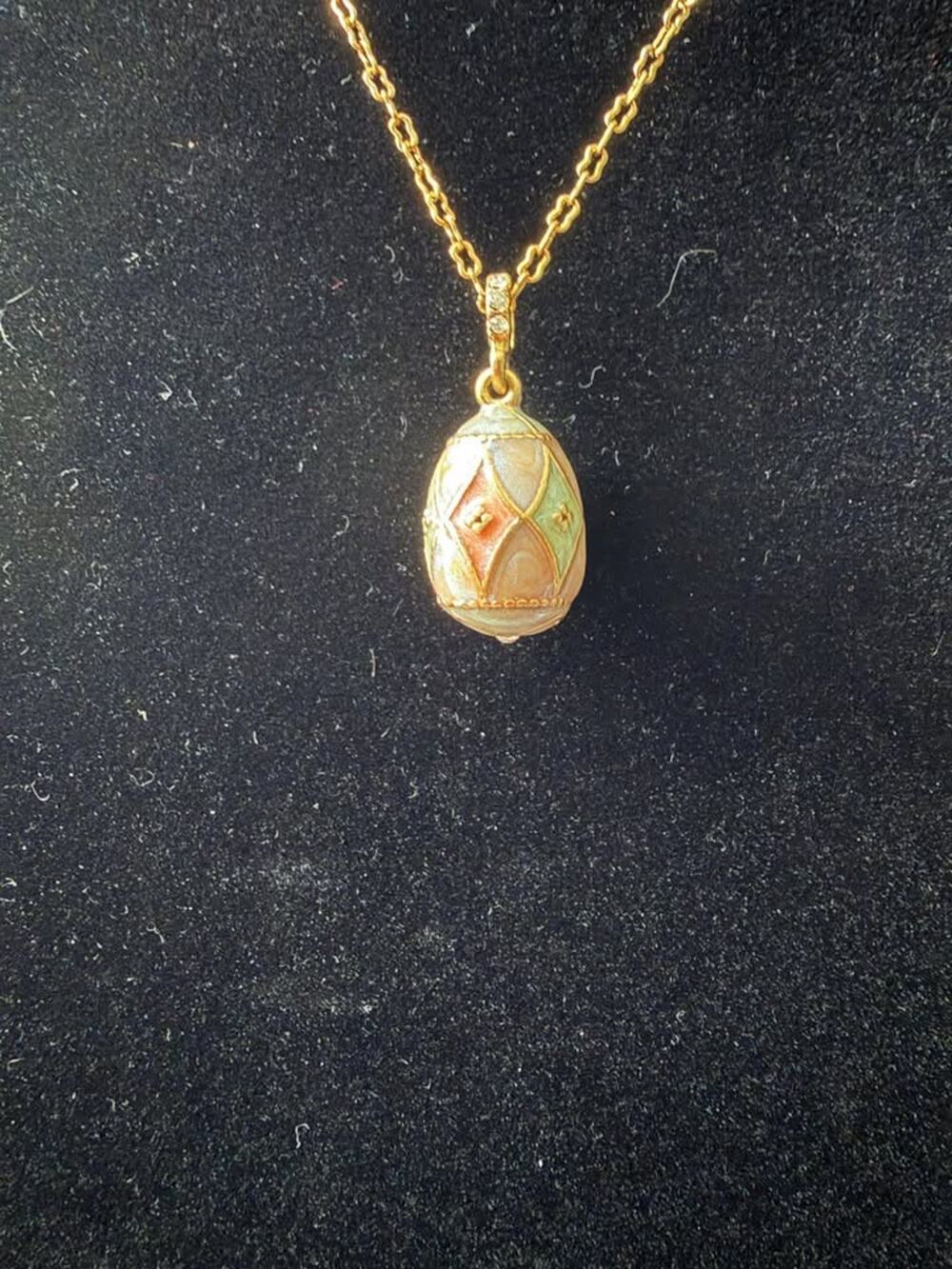 Vintage Avon Enamel Easter Egg Necklace (MWL96)